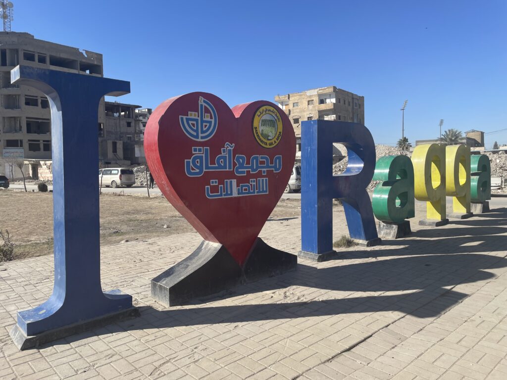 Janvier 2022, entrée de Raqqa : I love Raqqa, « j’aime Raqqa »