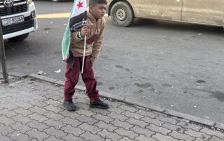 Un enfant avec le drapeau syrien-Damas- janvier 2025